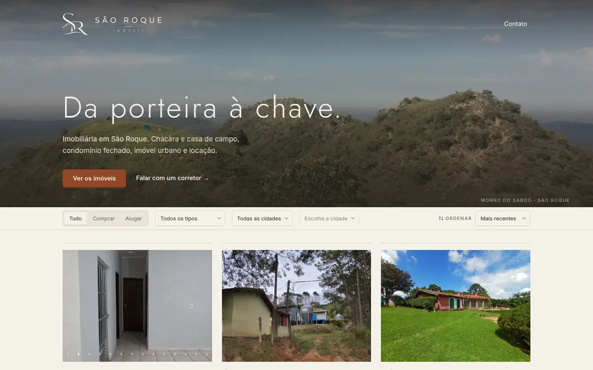 Página inicial do site da São Roque Imóveis, com foto da serra e a frase Da porteira à chave.